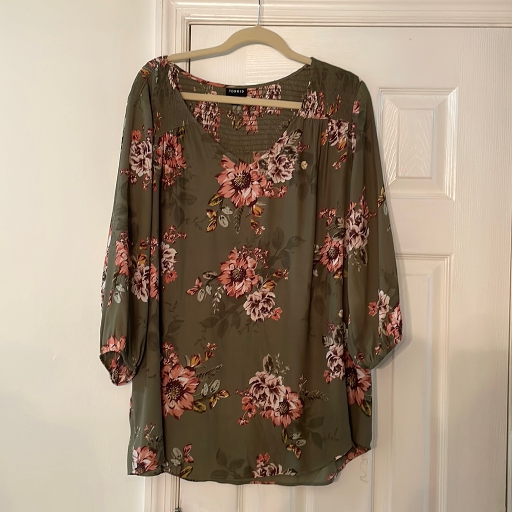 Plus size torrid olive green with floral print blouse 3/4 sleeve